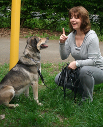 Hund mit Hundetrainierin