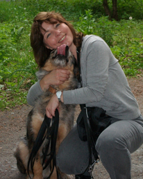 Nina Rudorffer belohnt Hund